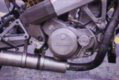 Rám supermona pochází z Cagivy Moto, v útrobách však burácí motor JAWA.
