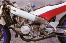 S výkonem motoru koresponduje kvalitní podvozek, jehož základem je rám ze stroje Cagiva 125 Mito.